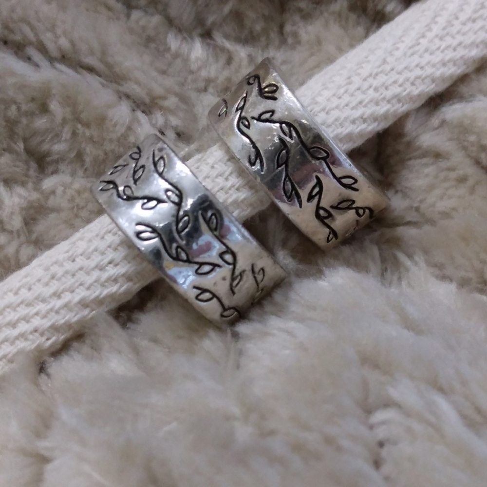 Pretty Little Vintage Silver Tone Hoop Earrings Intricate Etched Filagree Design